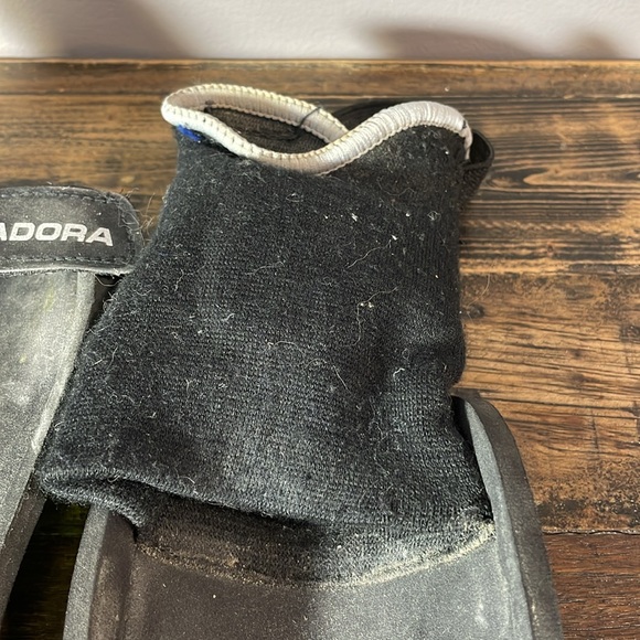 Diadora soccer shin pads size 9” - Picture 5 of 17